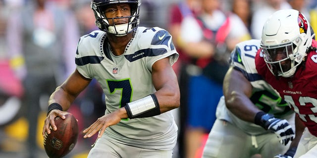 Seattle Seahawks quarterback Geno Smith, #7, passes against the Arizona Cardinals during the first half of an NFL football game in Glendale, Arizona, Sunday, Nov. 6, 2022. 