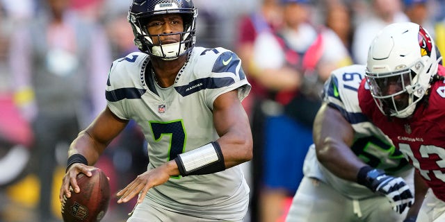 El mariscal de campo de los Seattle Seahawks, Geno Smith (7), pasa contra los Arizona Cardinals durante la primera mitad de un partido de fútbol americano de la NFL en Glendale, Arizona, el domingo 6 de noviembre de 2022. 