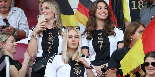 Sophia Weber, rechts, auf der Tribüne beim Spiel Deutschland gegen Japan am 23. November 2022 in Doha, Katar.