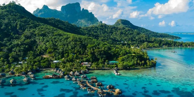 O paraíso tropical da Polinésia Francesa. Dilek Ertek, 71, caiu de sua cabine de navio de cruzeiro norueguês em 25 de outubro na costa do Taiti, na Polinésia Francesa.