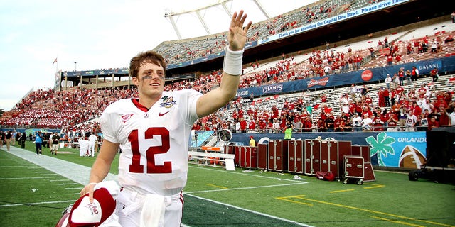 Alabama quarterback Greg McElroy waves to the crowd following a 49-7 victory over Michigan State in the Capital One Bowl in Orlando, Florida, Jan. 1, 2011.