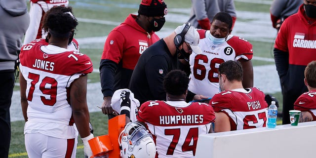 Arizona Cardinals offensive line coach Sean Kugler talks to his players during a game between the New England Patriots and the Arizona Cardinals on November 29, 2020, at Gillette Stadium in Foxborough, Massachusetts. 