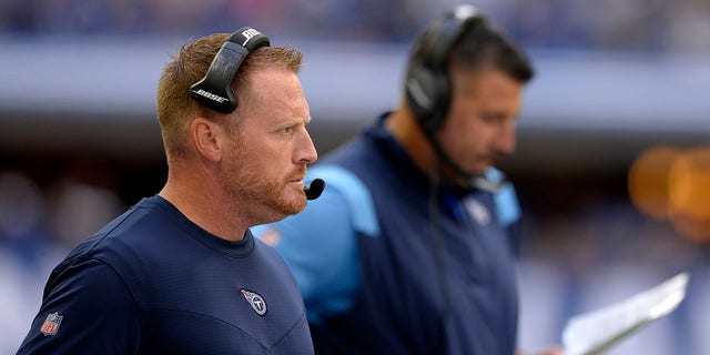Tennessee Titans offensive coordinator Todd Downing watches as Tennessee Titans head coach Mike Vrabel reviews his game card during the NFL football game between the Tennessee Titans and the Indianapolis Colts on January 31. October 2021, at Lucas Oil Stadium in Indianapolis.