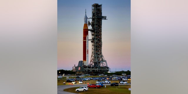 En el Centro Espacial Kennedy, Florida, el cohete lunar de la NASA para la misión Artemis 1 llega a la plataforma de lanzamiento el jueves 17 de marzo de 2022. 