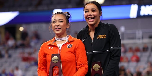 Sunisa Lee, do Auburn Tigers, e Mya Hooten, do Minnesota Golden Gophers, empataram em quarto lugar no exercício de solo durante o campeonato de ginástica feminina da Divisão I na Dickies Arena em 14 de abril de 2022, em Fort Worth, Texas. 