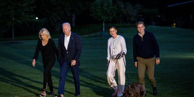 Le président Biden, la première dame Jill Biden, la petite-fille Naomi Biden et le fiancé Peter Neal se rendent à la Maison Blanche depuis Marine One le 20 juin 2022 à Washington.