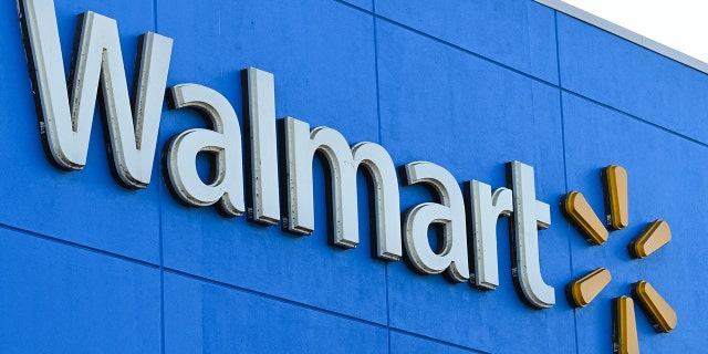 El logo de Walmart se ve afuera de una tienda en Burbank, California, el 15 de agosto de 2022.