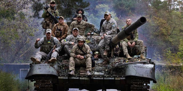 Украинские войска ведут отремонтированный российский танк в лесистой местности за городом 26 сентября 2022 года в Харькове, Украина.