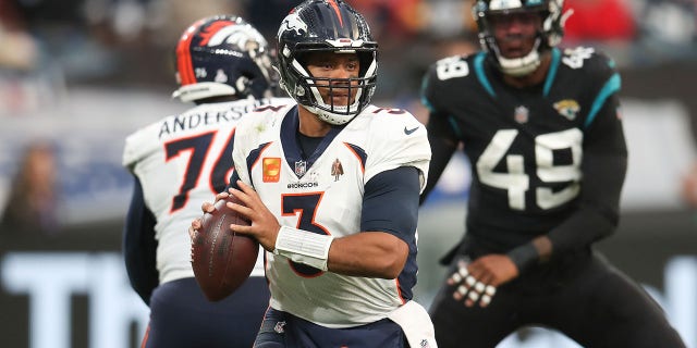 El mariscal de campo de los Denver Broncos, Russell Wilson, durante un partido en el estadio de Wembley, Londres, el 30 de octubre de 2022. 