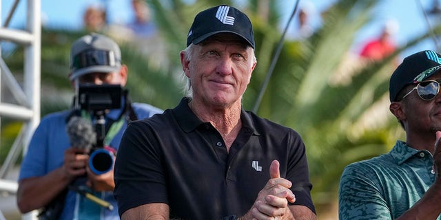 LIV Golf CEO'su ve Komiseri Greg Norman, 30 Ekim 2022'de Doral, Fla'da Trump National Doral Miami'de LIV Golf Invitational - Miami'nin Takım Şampiyonası Vuruş Oyunu turu sırasında kalabalığa tanıtıldı. 