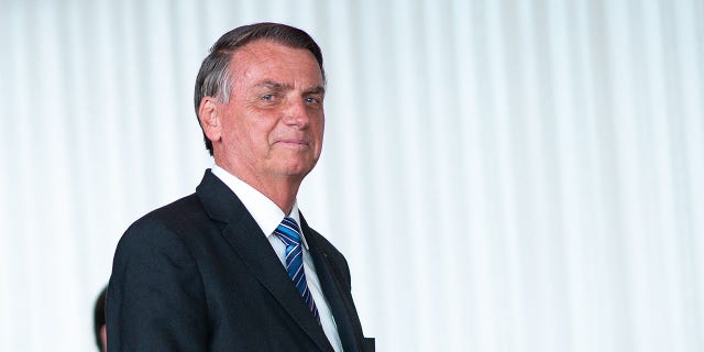 O presidente brasileiro Jair Bolsonaro chega a uma coletiva de imprensa dois dias após a derrota de Lula da Silva nas eleições presidenciais no Palácio da Alvorada em 1º de novembro de 2022.