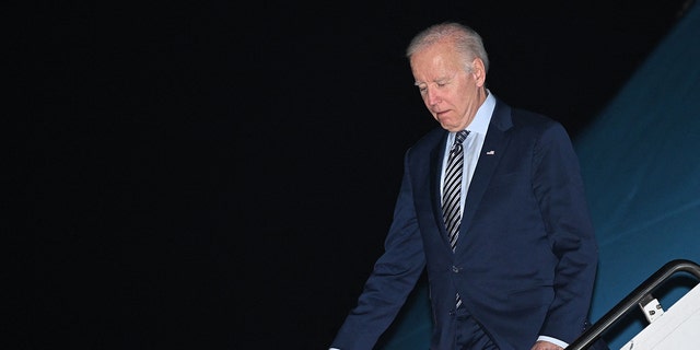 De Amerikaanse president Joe Biden stapt uit Air Force One bij aankomst op Chicago O'Hare International Airport in Chicago, Illinois, 4 november 2022, terwijl hij reist tijdens een 4-daagse campagnezwaai voorafgaand aan de tussentijdse verkiezingen. 