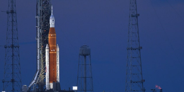 Roket Space Launch System (SLS) NASA dengan pesawat ruang angkasa Orion berdiri di landasan peluncuran 39B saat persiapan akhir dilakukan untuk misi Artemis I di Kennedy Space Center pada 15 November 2022.