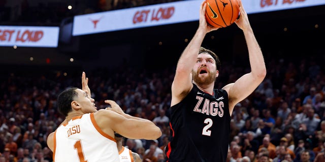 L'attaccante dei Gonzaga Drew Timme fa un tiro sull'attaccante del Texas Dylan Disu al Moody Center di Austin il 16 novembre 2022.