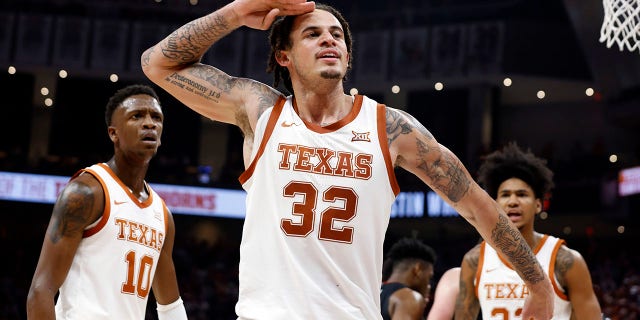L'attaccante del Texas Christian Bishop saluta la folla dopo aver sparato contro i Gonzaga Bulldogs al Moody Center il 16 novembre 2022.