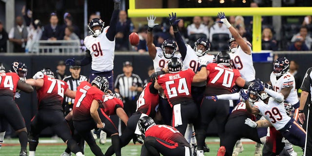 Atlanta Falcons kicker Younghoe Koo (7) kicks a field goal to tie the game at the conclusion of the first half against the Chicago Bears, Nov. 20, 2022, at Mercedes-Benz Stadium in Atlanta.