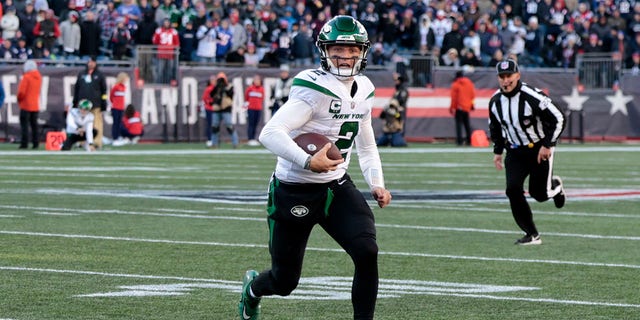 New York Jets quarterback Zach Wilson (2) carries the ball during a game between the New England Patriots and the New York Jets on November 20, 2022, at Gillette Stadium in Foxborough, Massachusetts. 