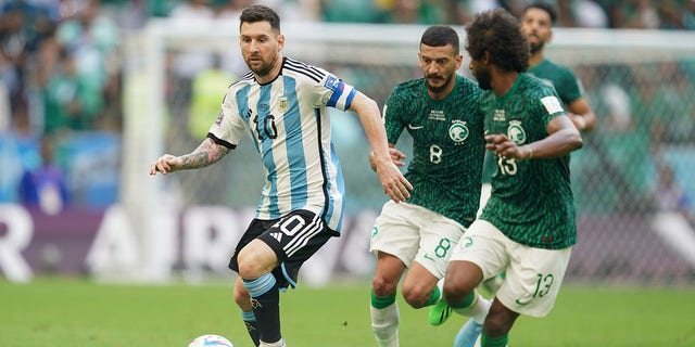 Lionel Messi regatea el balón contra Arabia Saudí