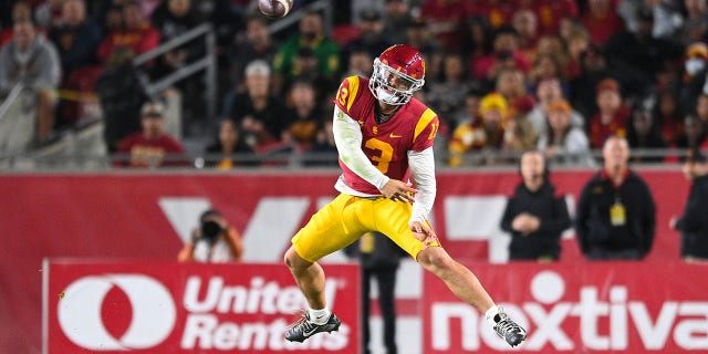 USC Trojans quarterback Caleb Williams throws on the run against the Notre Dame Fighting Irish on November 26, 2022, at the Los Angeles Memorial Coliseum.