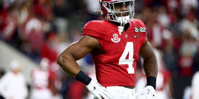 Brian Robinson Jr. #4 of the Alabama Crimson Tide prepares to take on the Georgia Bulldogs during the College Football Playoff Championship held at Lucas Oil Stadium on Jan. 10, 2022 in Indianapolis, Ind. 