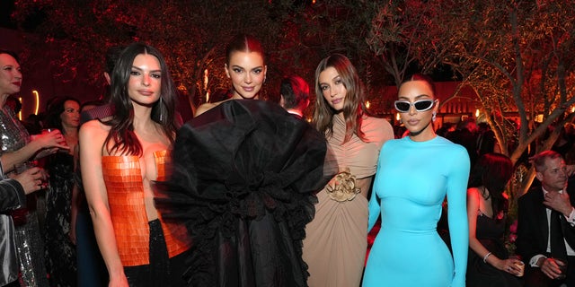 Emily Ratajkowski posa com Kim Kardashian, sua irmã Kendall Jenner e Hailey Bieber na Vanity Fair Oscar Party 2022.