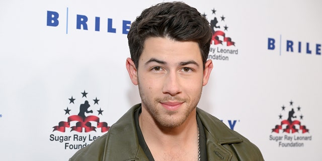 Nick Jonas se junta a uma lista crescente de celebridades que estão dando mais informações sobre as doenças com as quais lutam.