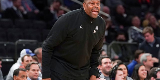 El entrenador en jefe de Georgetown Hoyas, Patrick Ewing, durante el partido contra los Seton Hall Pirates en la primera ronda del Torneo de Baloncesto Masculino Big East 2022 en el Madison Square Garden el 9 de marzo de 2022 en la ciudad de Nueva York.
