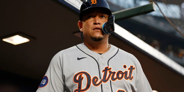 El número 24 de los Tigres de Detroit, Miguel Cabrera, asiste a la primera entrada contra los Marineros de Seattle en T-Mobile Park el 3 de octubre de 2022 en Seattle.