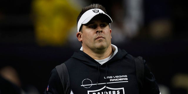 El entrenador en jefe de los Raiders, Josh McDaniels, sale al campo antes del juego de los Saints.