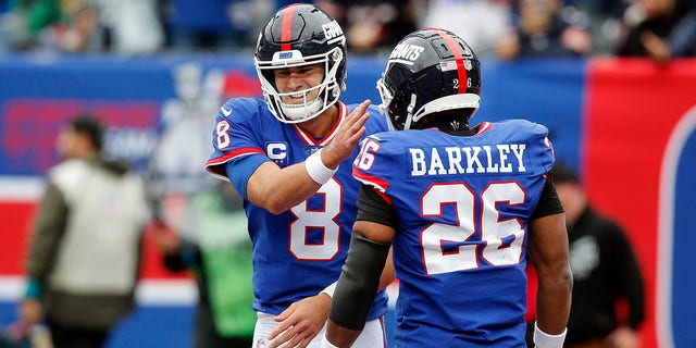 Daniel Jones (8) ja Saquon Barkley (26) New York Giantsist astusid 2. oktoobril 2022 New Jerseys East Rutherfordis MetLife'i staadionil Chicago Bearsi vastu.  Giants alistas Bearsi 20:12. 