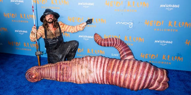 Heidi Klum irreconocible con un elaborado disfraz de gusano gigante en su fiesta de Halloween en Nueva York