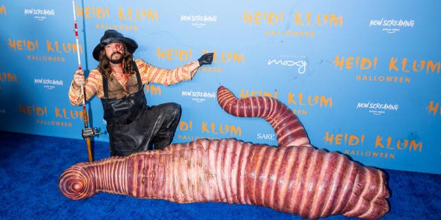 Heidi Klum irreconocible con un elaborado disfraz de gusano gigante en su fiesta de Halloween en Nueva York