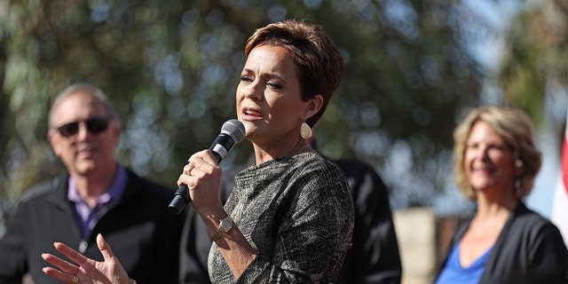 La candidate au poste de gouverneur républicain de l'Arizona, Kari Lake (C), prend la parole lors d'un rassemblement électoral pour le vote le 05 novembre 2022 à Chandler, en Arizona.