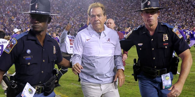 El entrenador en jefe Nick Saban de Alabama Crimson Tide sale del campo después de un partido contra los LSU Tigers en el Tiger Stadium el 5 de noviembre de 2022 en Baton Rouge, Louisiana.