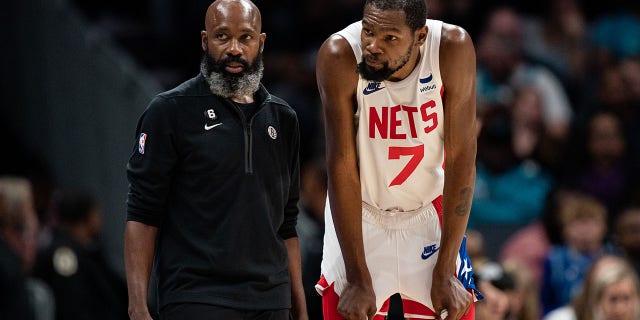 El entrenador en jefe interino de los Brooklyn Nets, Jacque Vaughn, habla con Kevin Durant (7) durante un juego en el Spectrum Center el 5 de noviembre de 2022 en Charlotte, Carolina del Norte. 