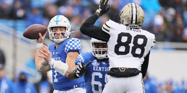 Will Levis (7) of the Kentucky Wildcats against the Vanderbilt Commodores at Kroger Field on Nov. 12, 2022, in Lexington, Ky.