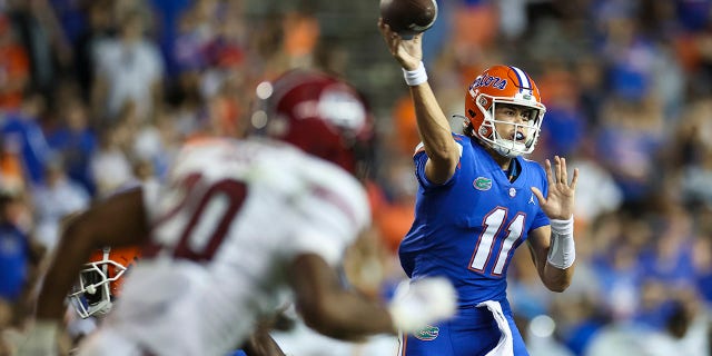 Jalen Kitna passes against South Carolina