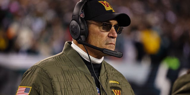 El entrenador en jefe de los Washington Commanders, Ron Rivera, observa a los Philadelphia Eagles durante la primera mitad en el Lincoln Financial Field el 14 de noviembre de 2022 en Filadelfia. 