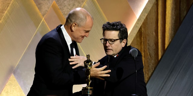 Woody Harrelson falou francamente sobre seu relacionamento com Michael J. Fox antes de apresentá-lo com a honra no Governors Awards.