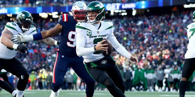 Zach Wilson #2 of the New York Jets scrambles against the New England Patriots during the third quarter at Gillette Stadium on November 20, 2022 in Foxborough, Massachusetts. 