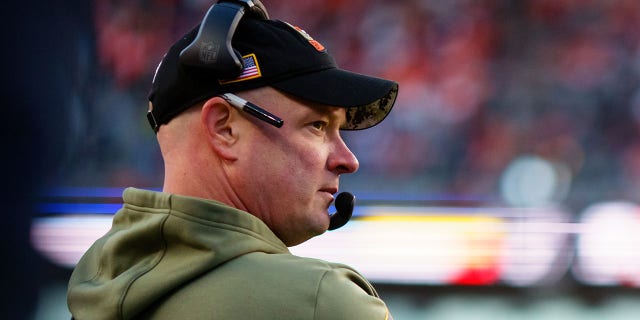 El entrenador en jefe de los Denver Broncos, Nathaniel Hackett, observa desde la banca contra Los Vegas Raiders durante la segunda mitad en Empower Field en Mile High el 20 de noviembre de 2022 en Denver, Colorado. 