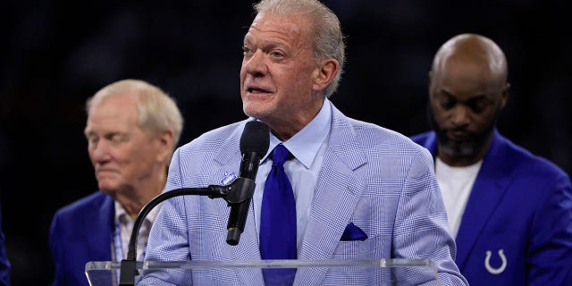 El propietario de los Colts, Jim Irsay, habla durante la ceremonia del Anillo de Honor de Tarik Glenn en el Lucas Oil Stadium el 30 de octubre de 2022 en Indianápolis. 