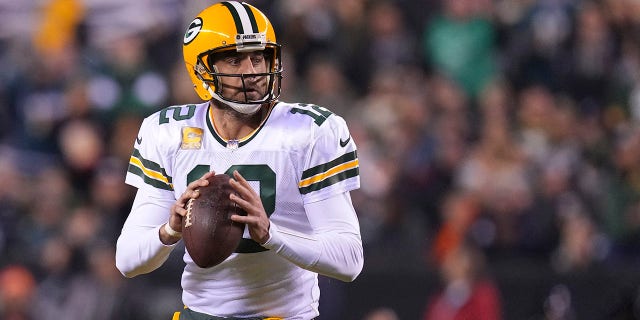 Aaron Rodgers #12 de los Green Bay Packers busca pasar el balón contra los Philadelphia Eagles en el Lincoln Financial Field el 27 de noviembre de 2022 en Filadelfia, Pensilvania. 