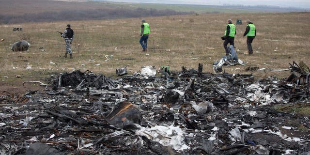 Các nhà điều tra Hà Lan cùng với phiến quân có vũ trang thân Nga đến gần các bộ phận của chuyến bay MH17 của Malaysia Airlines tại địa điểm xảy ra vụ tai nạn gần làng Grabove ở miền đông Ukraine vào ngày 11 tháng 11 năm 2014, với hy vọng thu hồi các mảnh vỡ từ chiếc máy bay của Malaysia Airlines bị rơi vào tháng 7, khiến 298 người thiệt mạng. người dân ở vùng lãnh thổ xa xôi do quân nổi dậy kiểm soát ở phía đông Donetsk. 