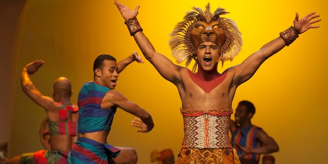 Josh Tower como Simba en el musical de Broadway "El rey León" se presenta para operadores turísticos y operadores turísticos en la convención PowWow de 2005 en el Javits Center en la ciudad de Nueva York.