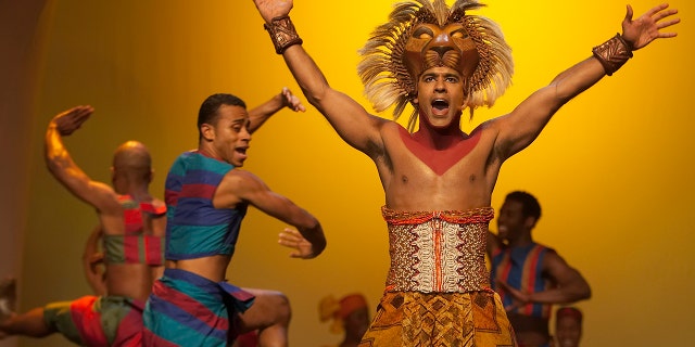 Josh Tower como Simba en el musical de Broadway "El rey León" se presenta para operadores turísticos y operadores turísticos en la convención PowWow de 2005 en el Javits Center en la ciudad de Nueva York.