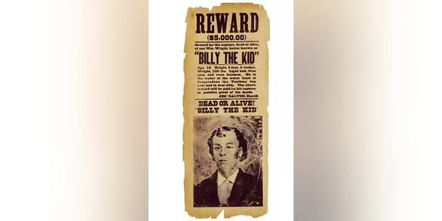 Billy the Kid é mostrado aqui neste pôster de procurado. "Recompensa pela captura, vivo ou morto, de um Wm. Wright, mais conhecido como Billy the Kid," diz o aviso. O texto continua: "Idade 18. Altura, 5 pés, 3 polegadas. Peso, 125 libras. Cabelos claros, olhos azuis e traços uniformes. Ele é o líder do pior bando de desesperados com quem o Território já teve de lidar... Jim Dalton, xerife." Aproximadamente. 1877. (Fototeca Gilardi/Getty Images)
