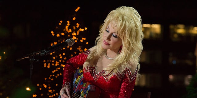 Dolly Parton iniciou suas próprias tradições com sua família, incluindo vestir-se como Papai Noel.
