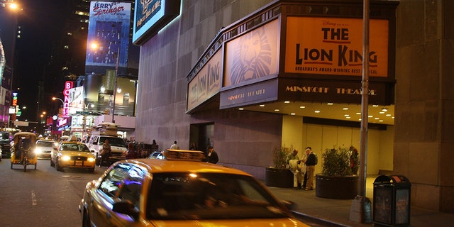 El ‘Rey León’ de Broadway enfrenta una demanda por supuestamente despedir a un intérprete de lenguaje de señas porque era blanco