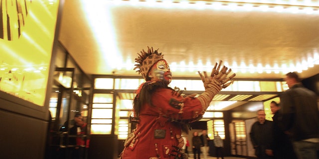 Tshidi Mayne como Rafiki en el espectáculo de Broadway de Disney "El rey León," se encuentra fuera del Teatro Minskoff en Nueva York el jueves, 29 de noviembre de 2007.